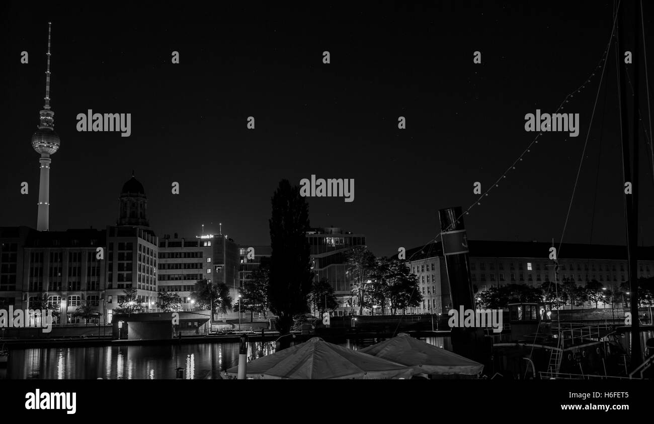 Vue d'un fleuve à Berlin la nuit, avec la fameuse Fernsehturm tour radio en arrière-plan. Banque D'Images