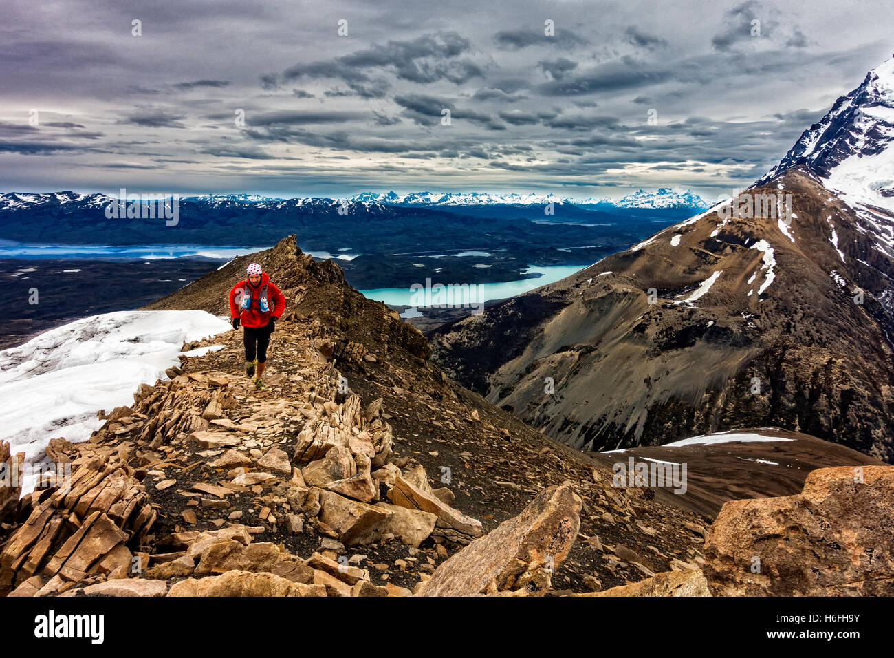 Runner qui monte une montagne dans le Parc National Torres del Paine, Patagonie, Chili Banque D'Images