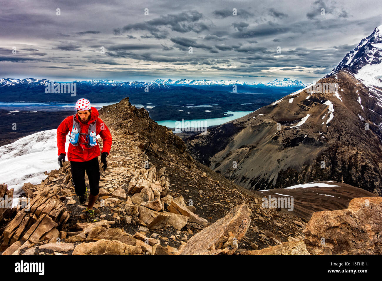 Runner qui monte une montagne dans le Parc National Torres del Paine, Patagonie, Chili Banque D'Images