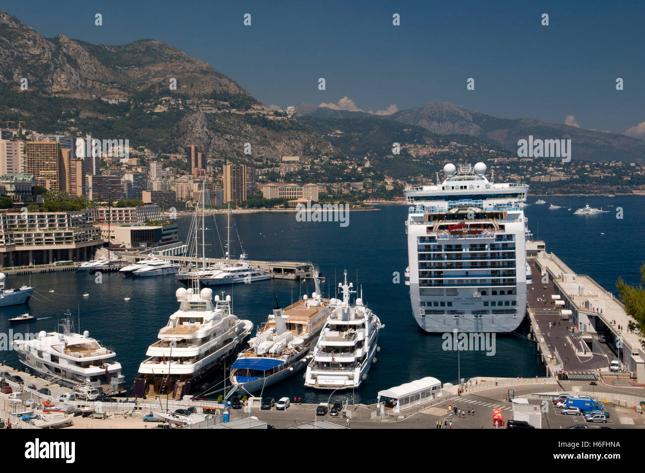 Vue sur le port avec le Ruby Princess Cruise ship, Monte Carlo, Côte d'Azur, Monaco, Europe Banque D'Images