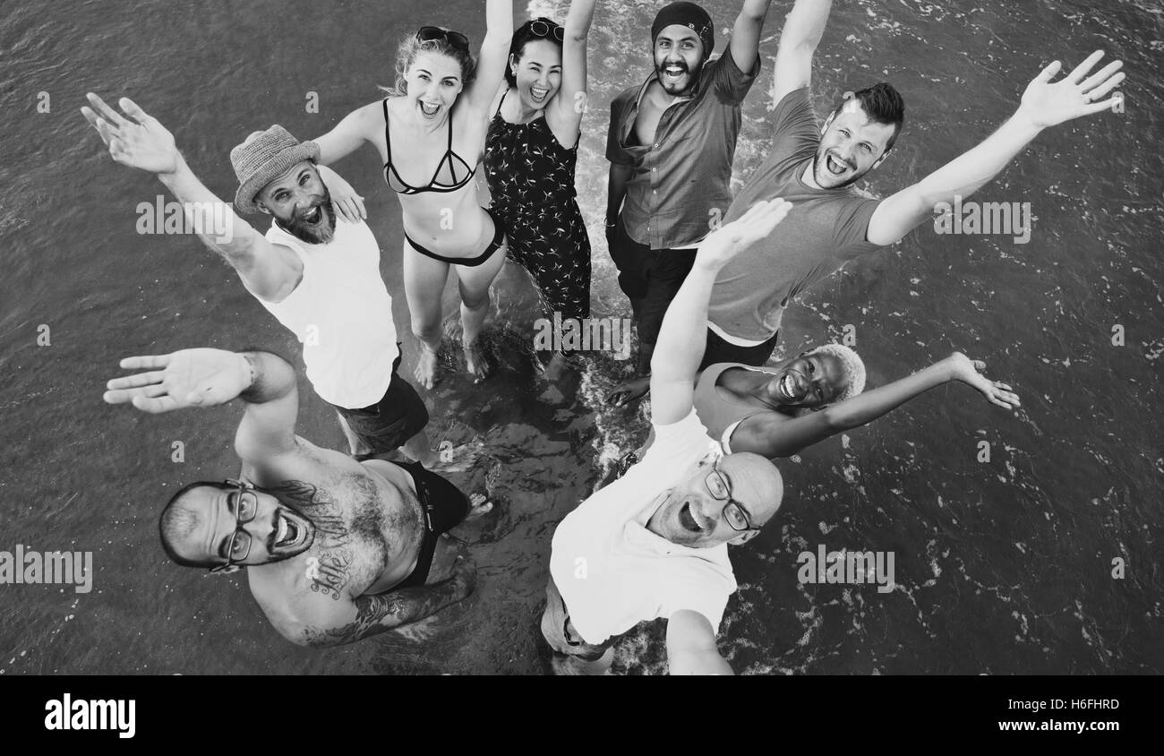 Les jeunes debout près de concept de la mer Banque D'Images