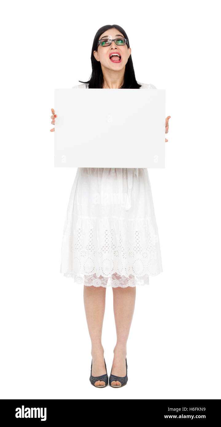 Un adulte (début 30's) black haired woman, portant une jolie robe d'été blanche et holding a blank sign dans sa/WH Banque D'Images