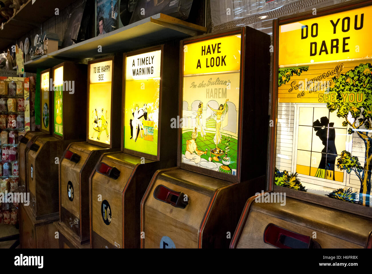 Une exposition de groupe vintage penny arcade peep show des machines de jeux. On trouve dans les marais de Long Beach Museum de Washington, USA. Banque D'Images