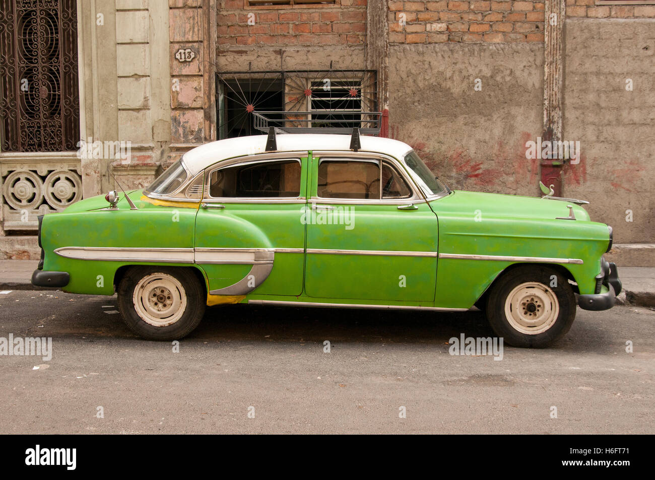 La ville de La Havane, Cuba,27/11/2010.peuple cubain et touristiques voyager autour de la ville sur les routes à l'intérieur de vieux classique vintage car. Banque D'Images