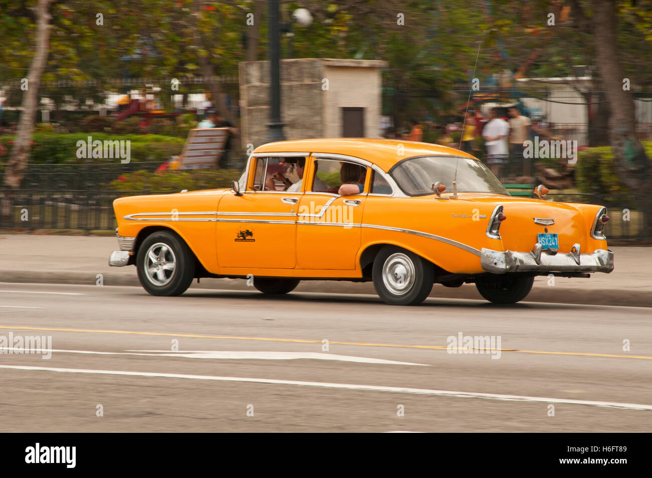 La ville de La Havane, Cuba,27/11/2010.peuple cubain et touristiques voyager autour de la ville sur les routes à l'intérieur de vieux classique vintage car. Banque D'Images