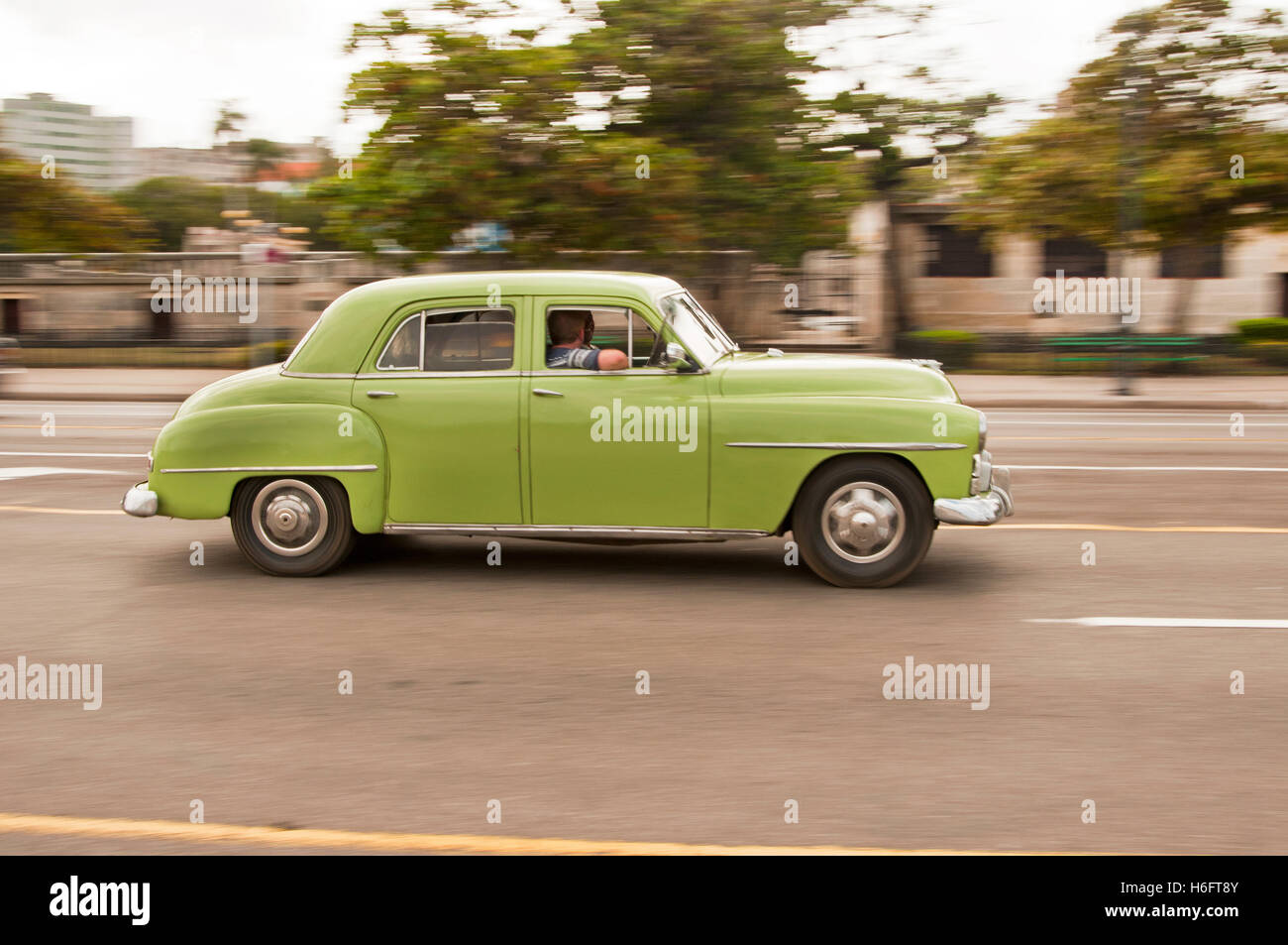 La ville de La Havane, Cuba,27/11/2010.peuple cubain et touristiques voyager autour de la ville sur les routes à l'intérieur de vieux classique vintage car. Banque D'Images