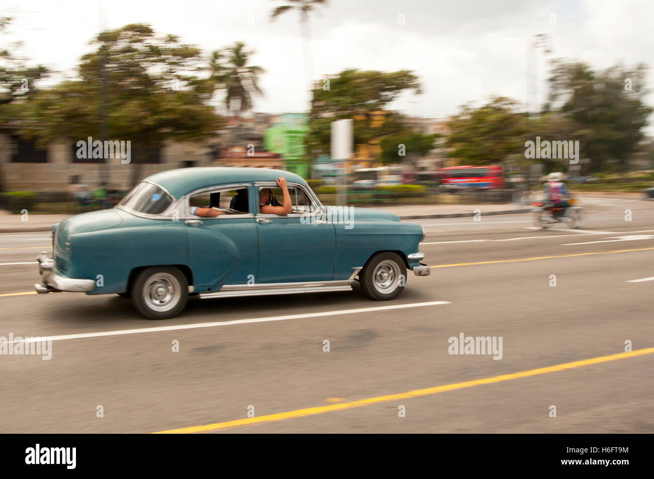 La ville de La Havane, Cuba,27/11/2010.peuple cubain et touristiques voyager autour de la ville sur les routes à l'intérieur de vieux classique vintage car. Banque D'Images