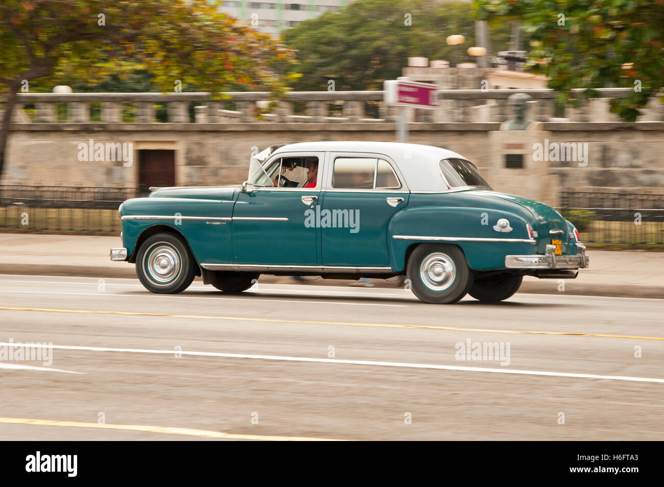 La ville de La Havane, Cuba,27/11/2010.peuple cubain et touristiques voyager autour de la ville sur les routes à l'intérieur de vieux classique vintage car. Banque D'Images