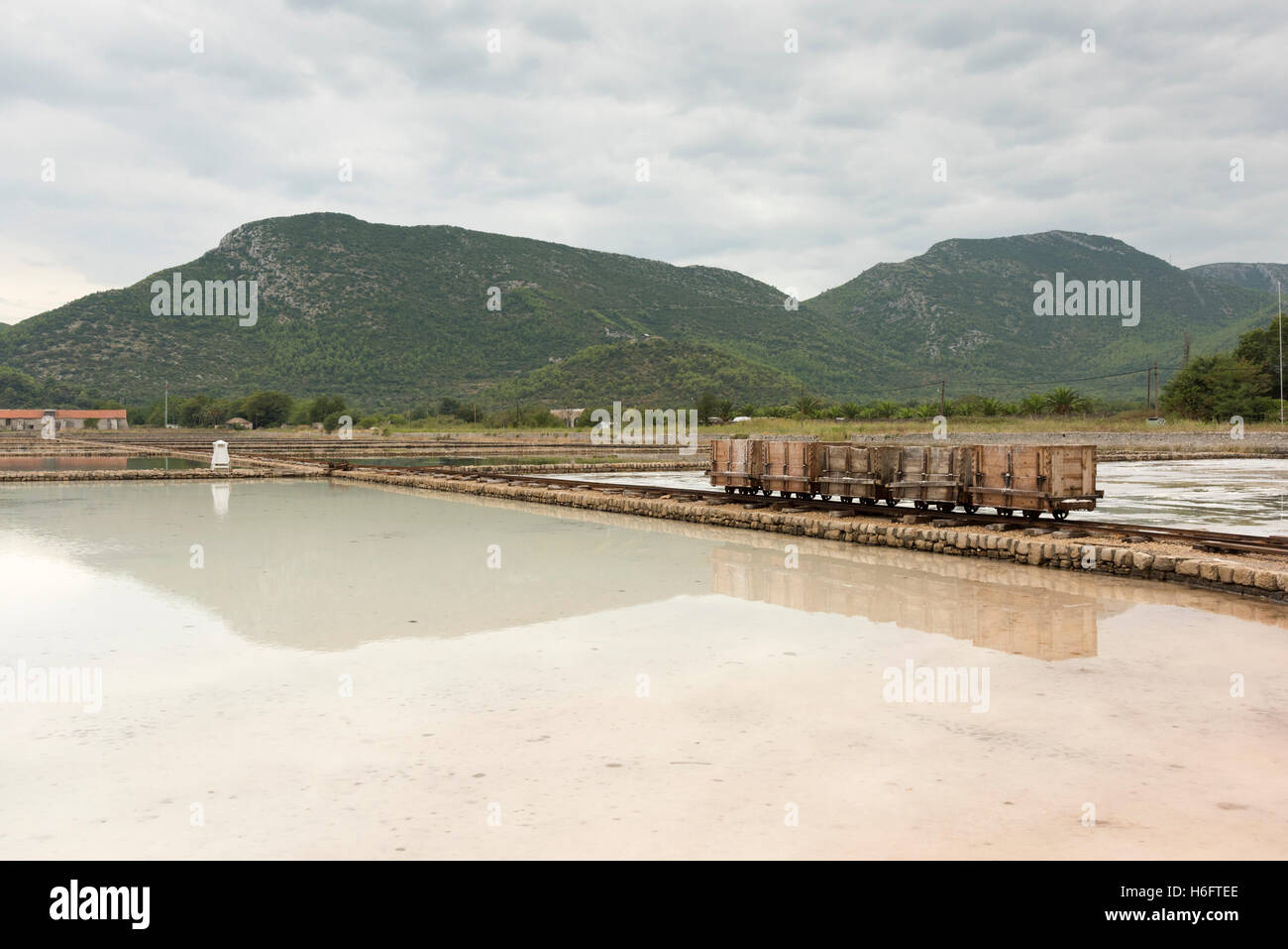 La ligne de chemin de fer et les voies avec des charrettes en bois utilisés pour le transport de sel à la saline à Ston en Croatie Banque D'Images