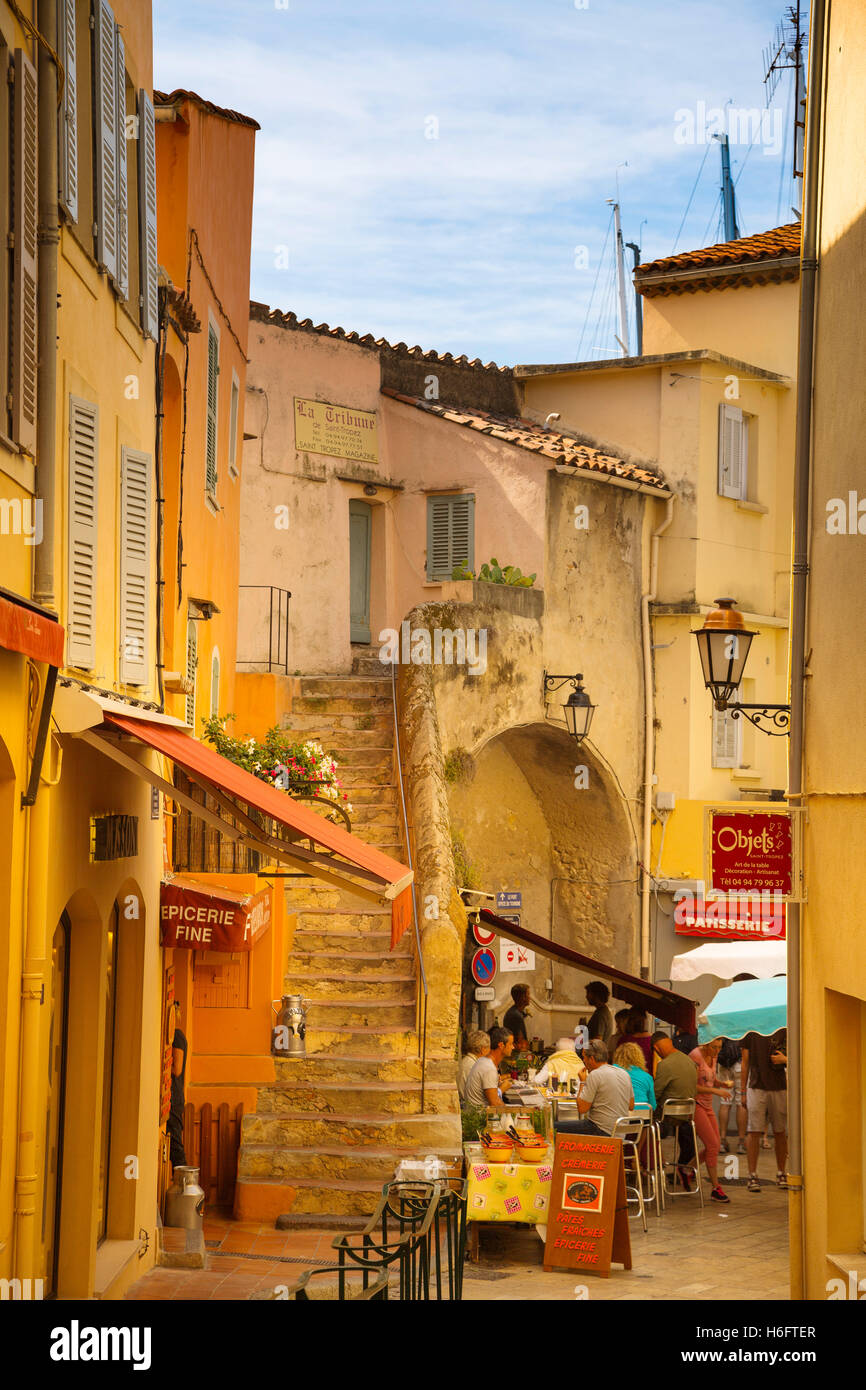 Bar Restaurant. Centre historique, village de Saint Tropez. Var, Provence Alpes Cote d'Azur. D'Azur. La France. Banque D'Images