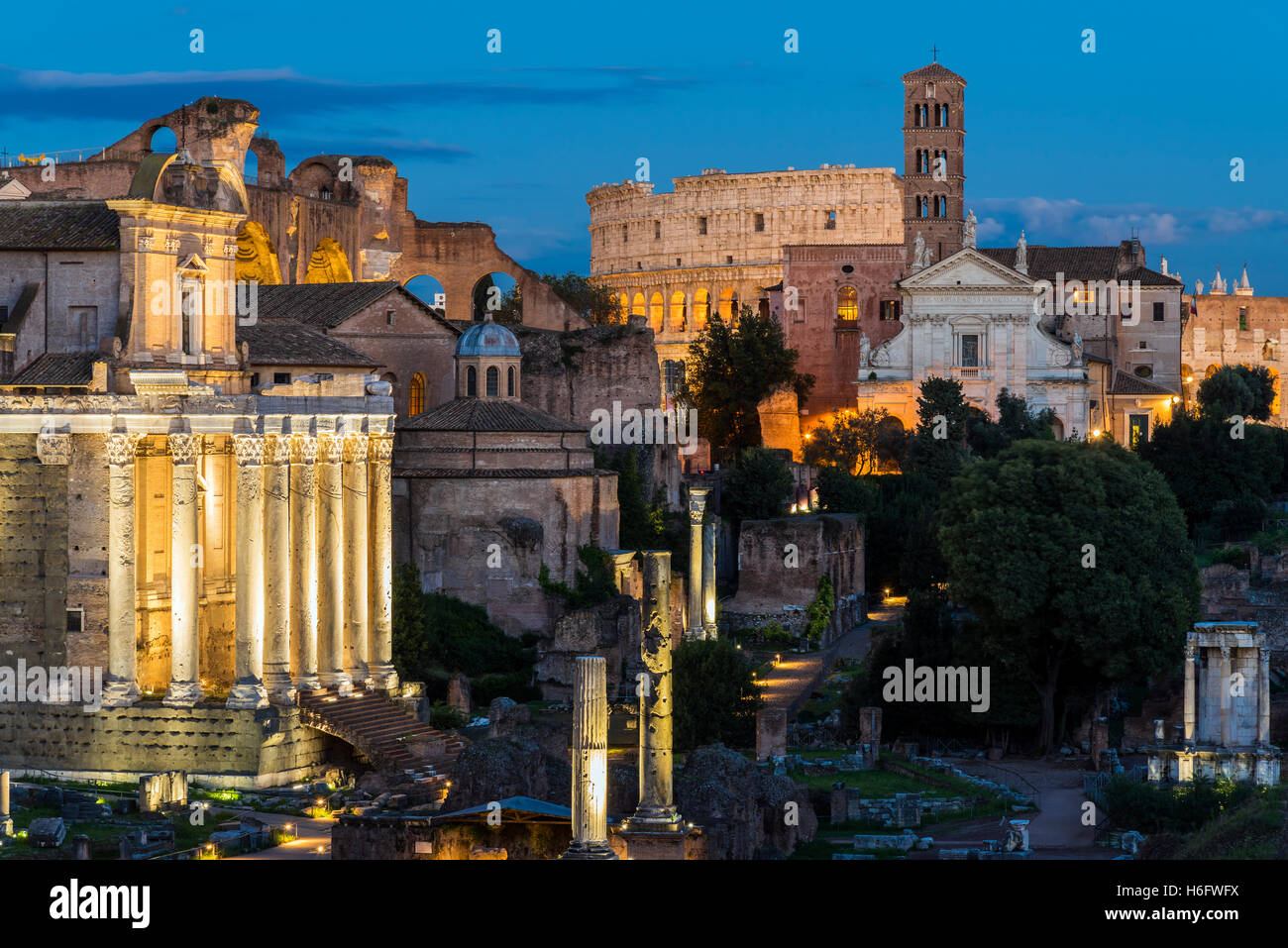 Vue de nuit sur le Forum Romain, Rome, Latium, Italie Banque D'Images