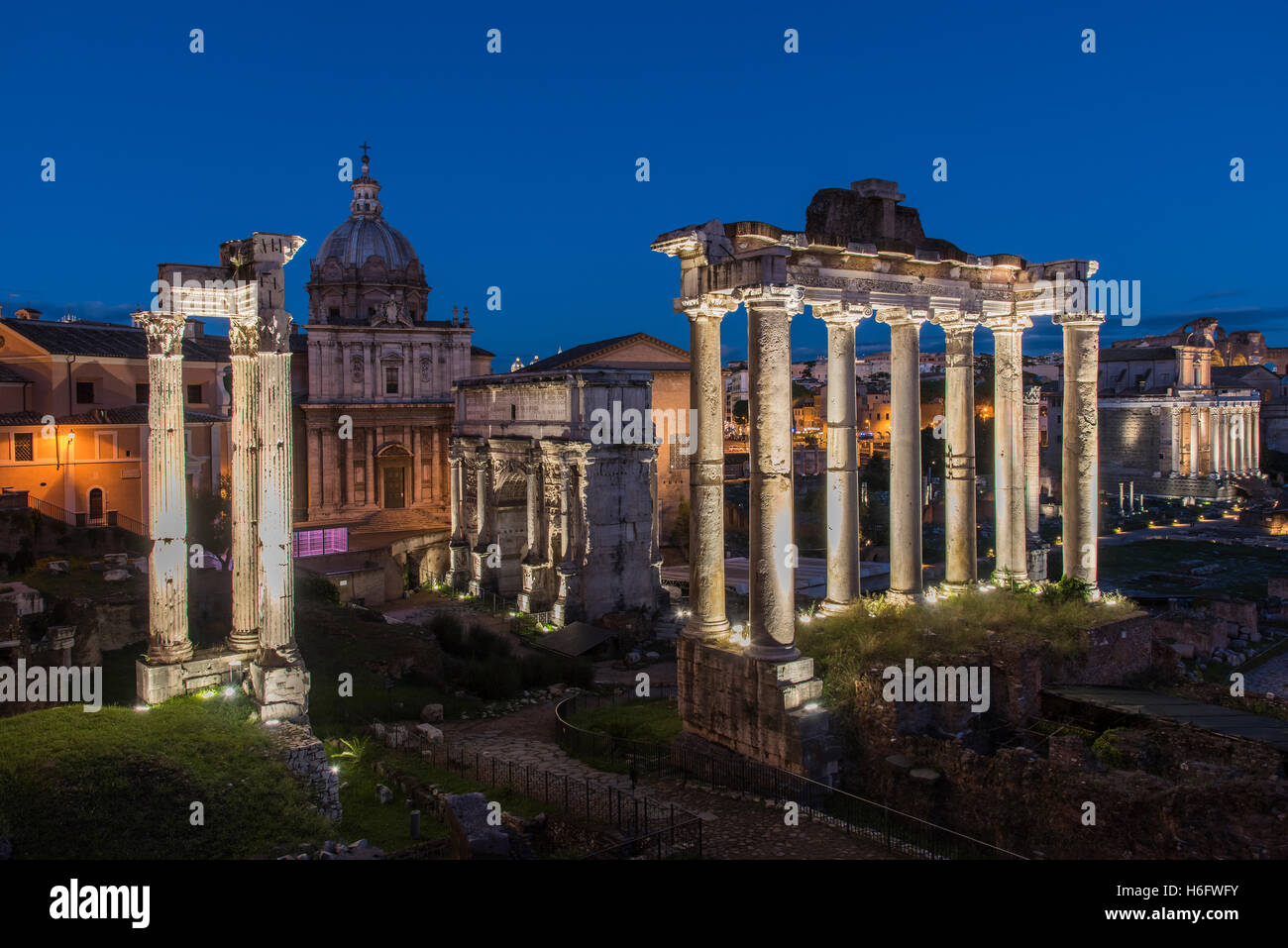 Vue de nuit sur le Forum Romain, Rome, Latium, Italie Banque D'Images