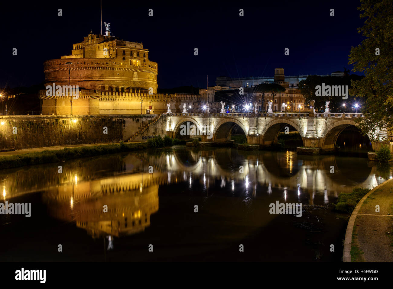 Vue de la nuit de Castel Sant'Angelo ou Mausolée d'Hadrien, Rome, Latium, Italie Banque D'Images
