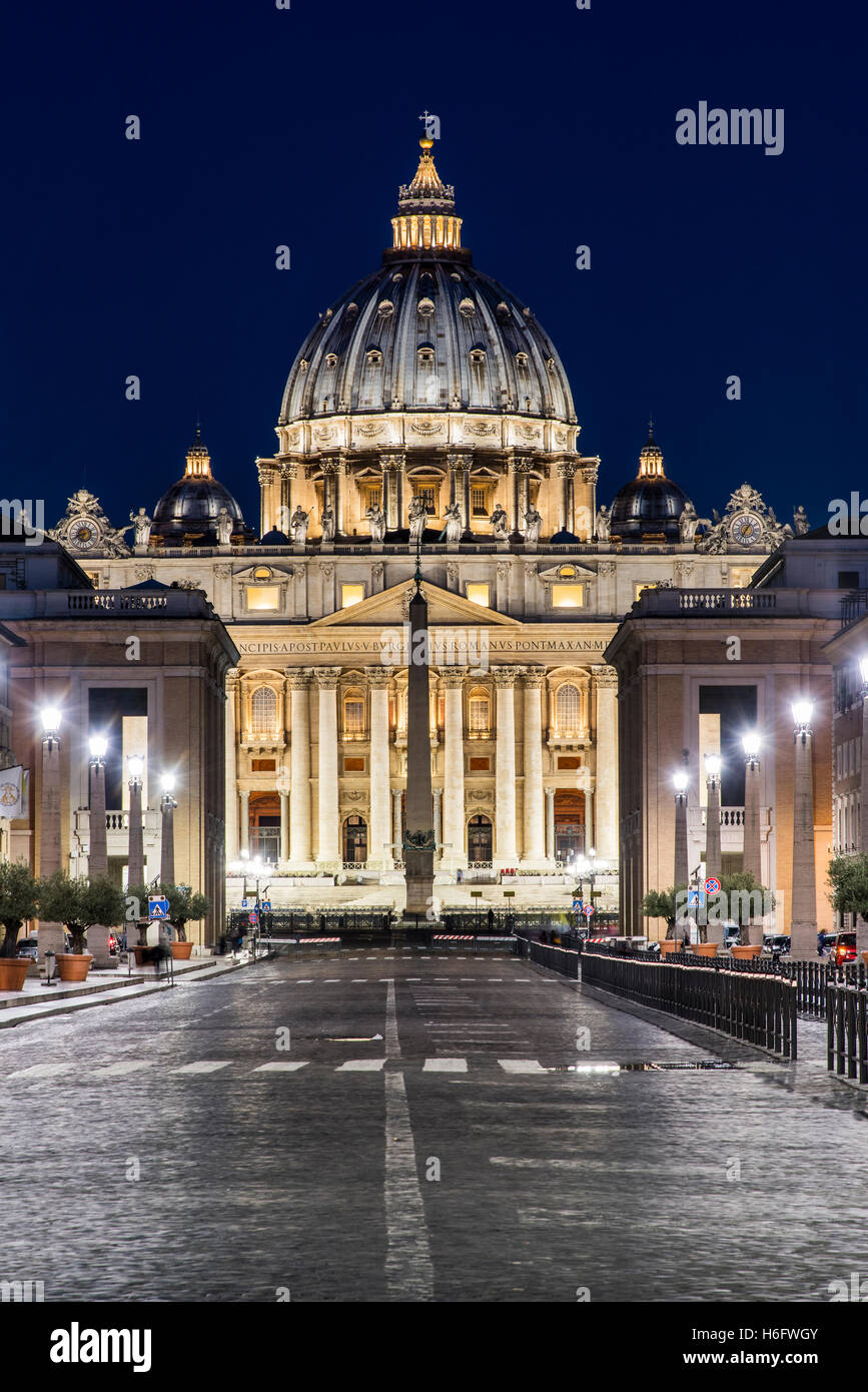 Vue nocturne de la Via della Conciliazione avec la Basilique Saint Pierre en arrière-plan, Rome, Latium, Italie Banque D'Images