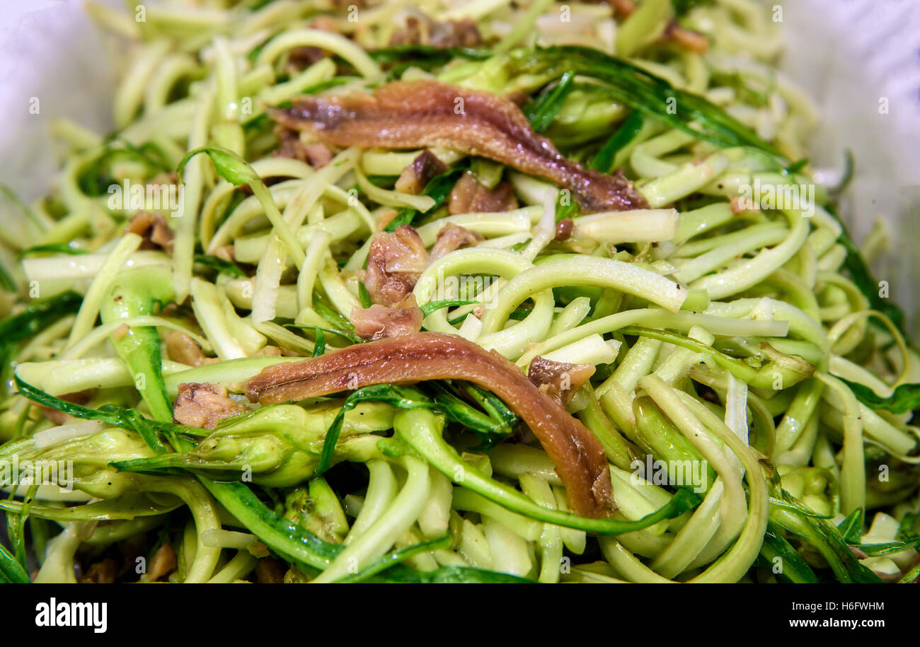 Salade de chicorée Puntarelle servi avec de l'anchois et l'ail, un plat traditionnel à Rome, Latium, Italie Banque D'Images