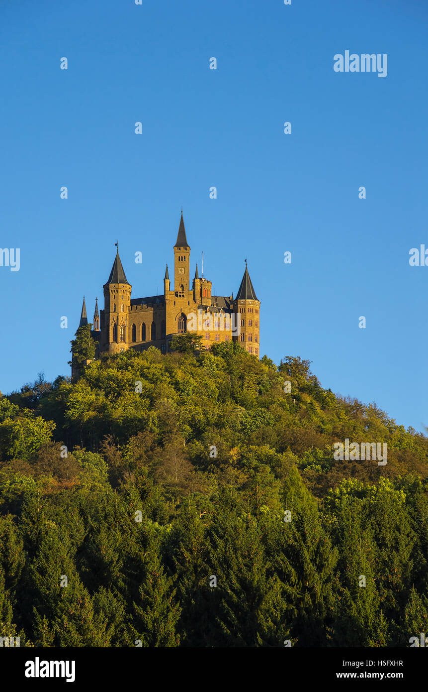 Le château de Burg Hohenzollern dans la lumière du soir, Hechingen, Baden-Wurttemberg, Allemagne. Banque D'Images