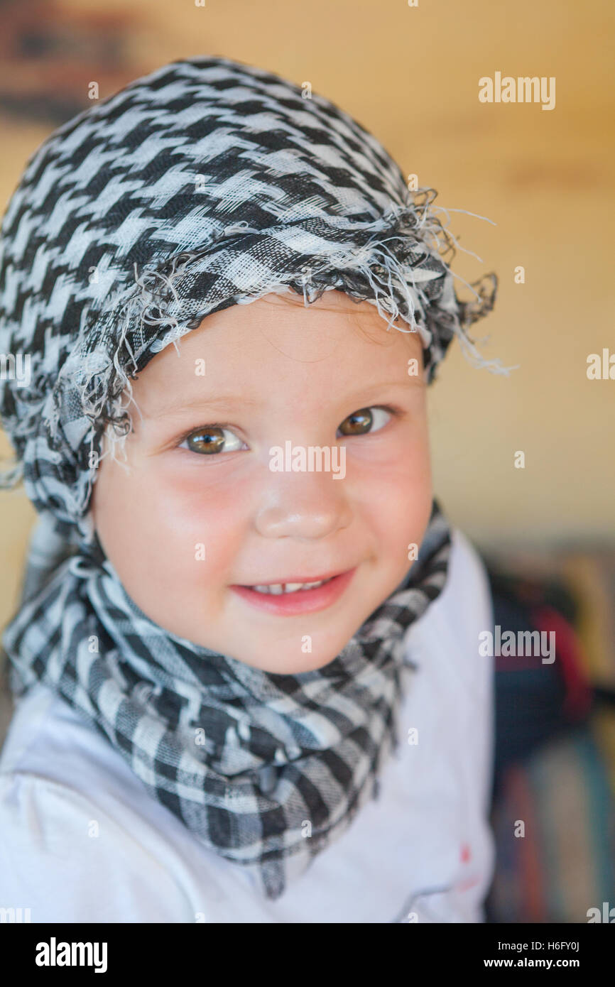 Jolie petite fille en foulard de bédouin Banque D'Images