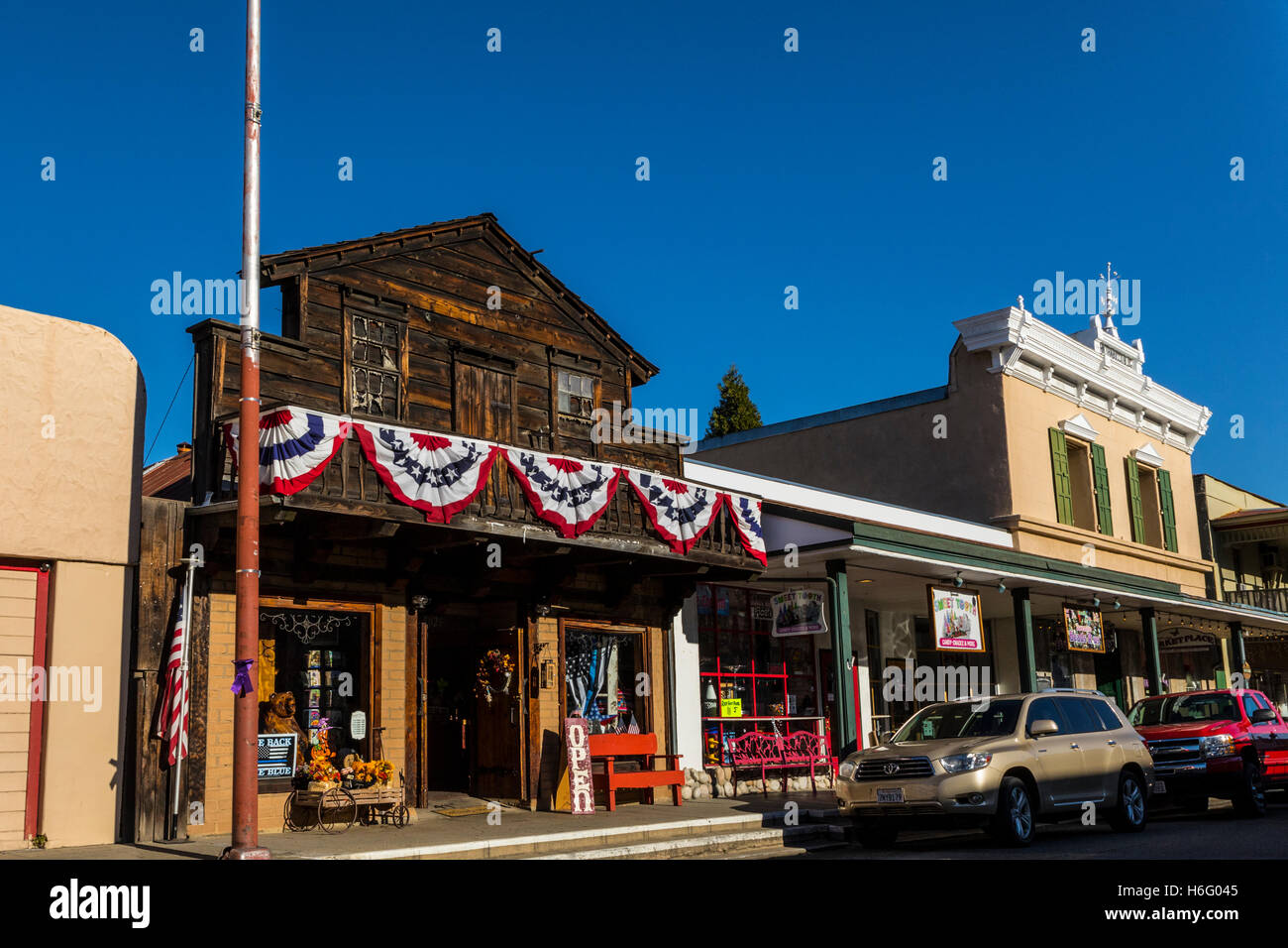 Boutiques dans Mariposa le long de la Californie California Highway 140 sur la route de Yosemite National Park Banque D'Images