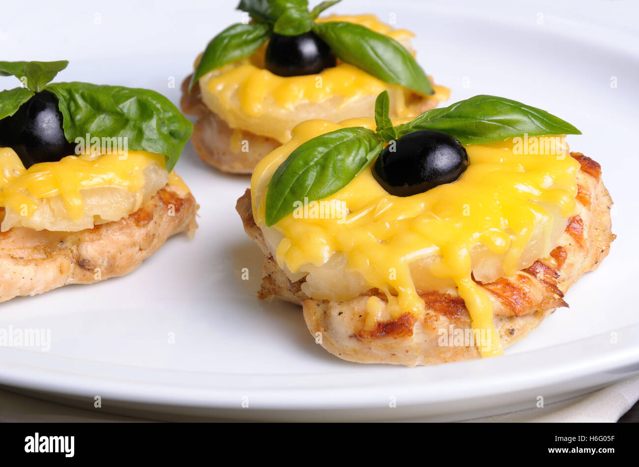 Morceaux de filet de poulet une tranche d'ananas avec du fromage Banque D'Images