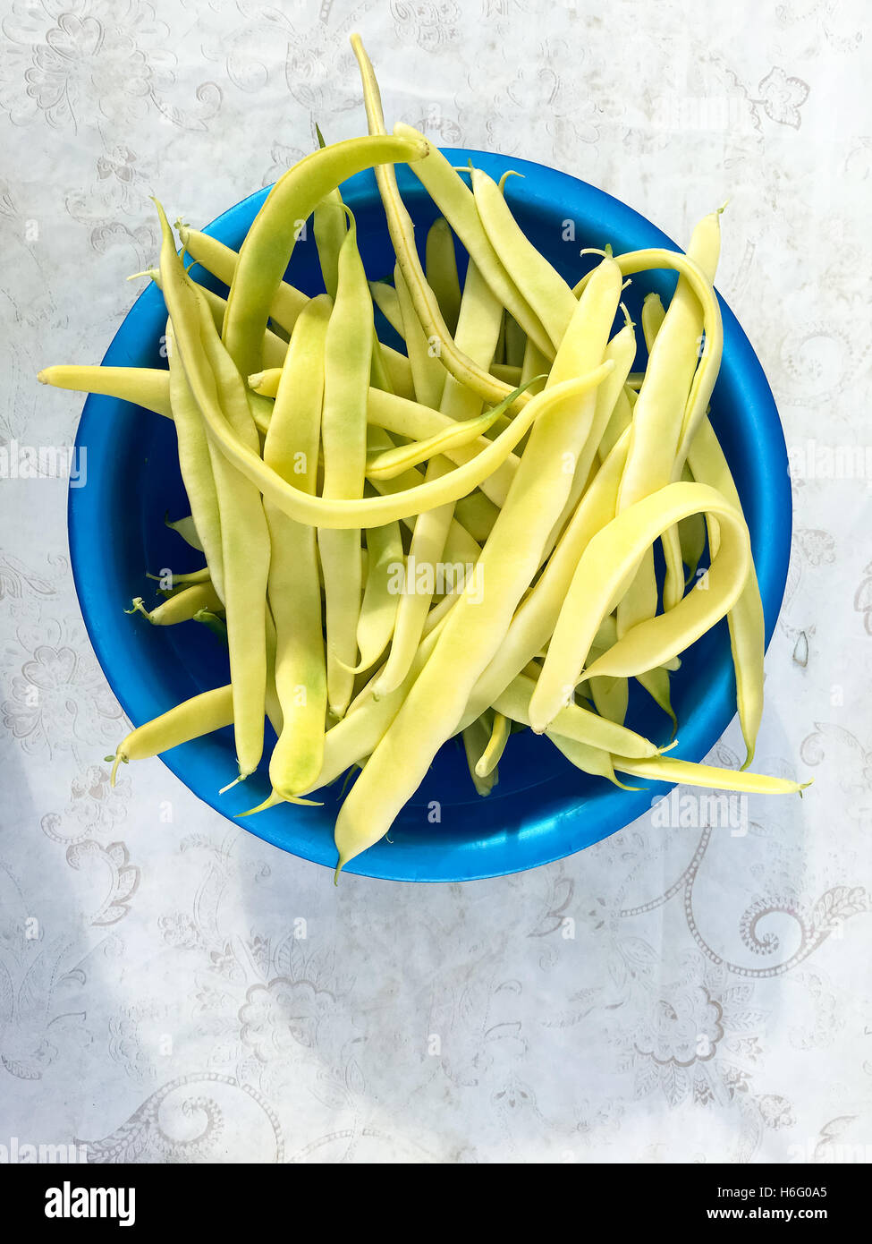 Les haricots dans un bol bleu sur la table Banque D'Images