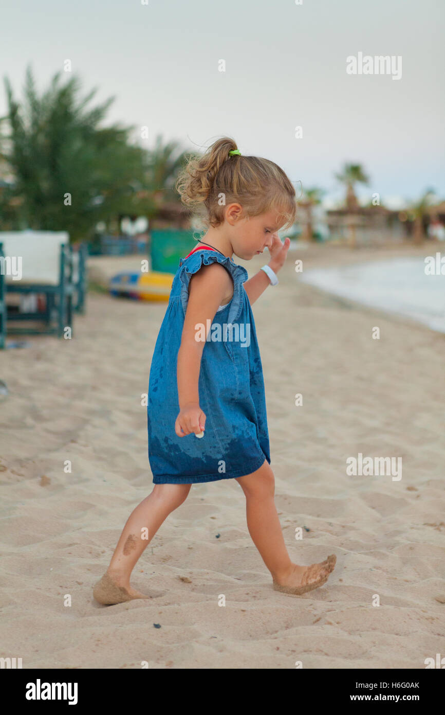 Jolie petite jeune fille jouant sur la côte de la mer Banque D'Images
