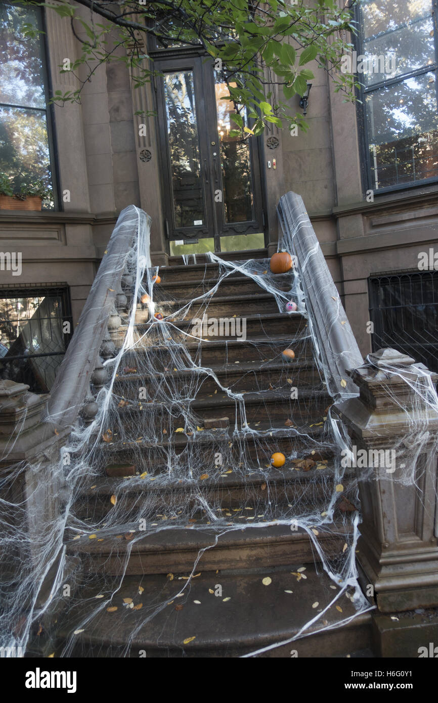 S'abaisser sur un immeuble Brownstone drapées pour Halloween 'jeunes' ion un bloc résidentiel dans le quartier de Park Slope, Brooklyn, New York. Banque D'Images