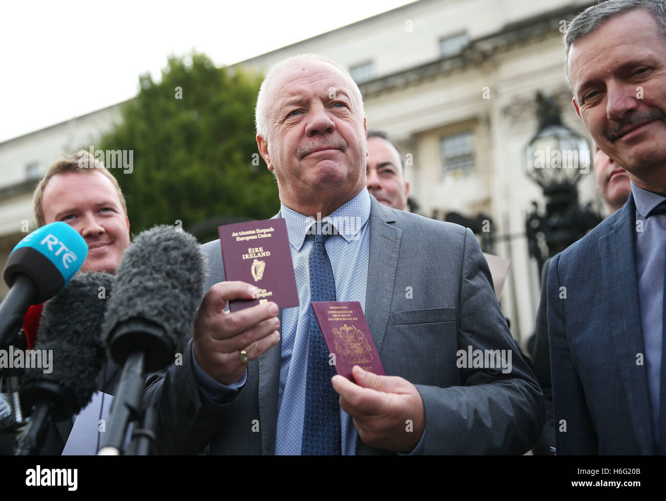 Raymond McCord contient jusqu'son passeport irlandais nouvellement émises aux côtés de son passeport britannique à l'extérieur de la Haute Cour de Belfast à la suite d'une destitution des juges de la UK's premier défis juridiques à Brexit. Banque D'Images