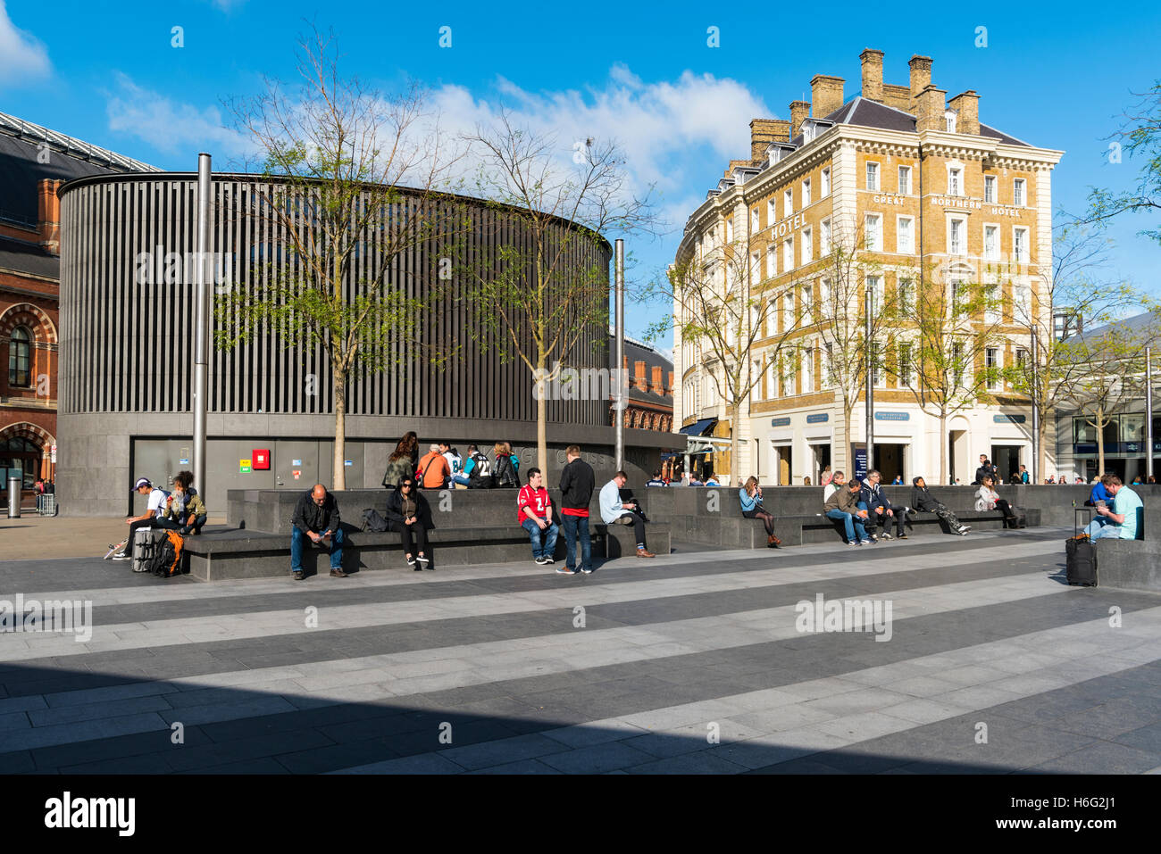 Parvis de la gare ferroviaire King's Cross avec le Great Northern Hotel, Londres Banque D'Images