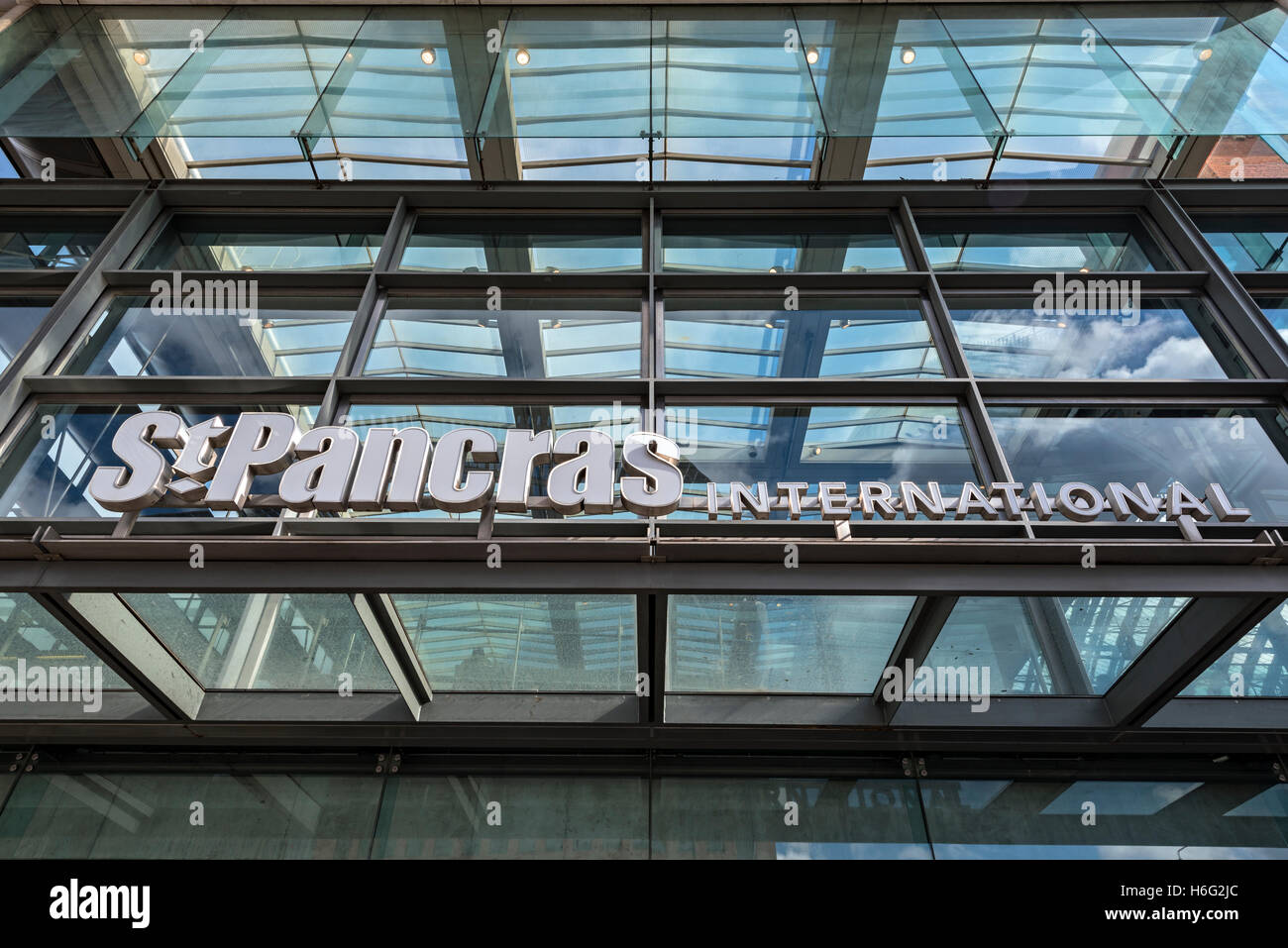 La gare St Pancras International signe au-dessus de Midland Road, London Banque D'Images