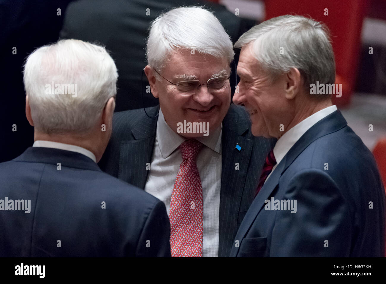 Le sous-secrétaire général aux opérations de maintien de Hervé Ladsous (C) parle avec Nikolai Bordyuzha (R), Secrétaire général de l'Organisation du Traité de sécurité collective, et l'Ambassadeur russe Vitaly Churkin (L) avant le début de la réunion. Dans le cadre de son programme de travail mensuel sous la présidence de la Fédération de Russie pour le mois d'octobre, le Conseil de sécurité des Nations Unies a organisé un débat général sur la coopération entre les Nations Unies et les organisations régionales, y compris l'Organisation du Traité de sécurité collective (BSFC), l'Organisation de coopération de Shanghai (OCS) et les pers Banque D'Images