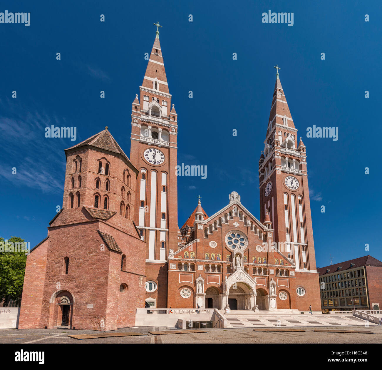 Cathédrale, 1930, style néo-roman, Saint Démétrius Tower, 12ème siècle, de style roman, à Szeged, Hongrie Banque D'Images