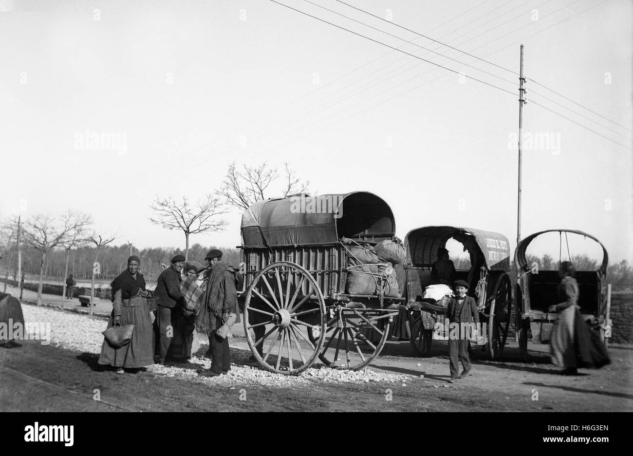 Paysans et les tsiganes en tenant leurs marchandises au marché en Espagne 1905 Banque D'Images