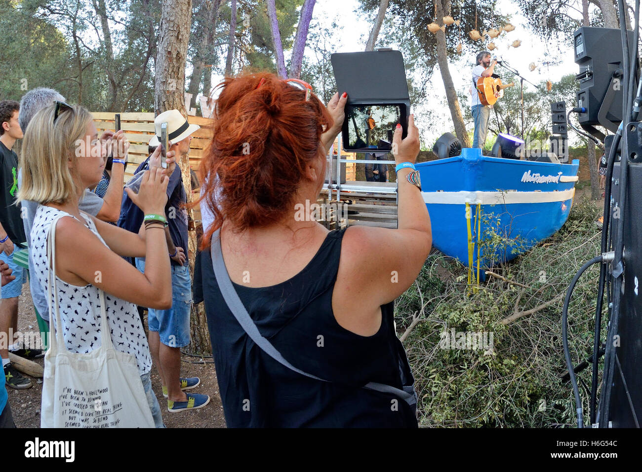 Barcelone - 3 JUIL : une femme de la foule l'enregistrement d'un concert avec son comprimé à Vida Festival. Banque D'Images