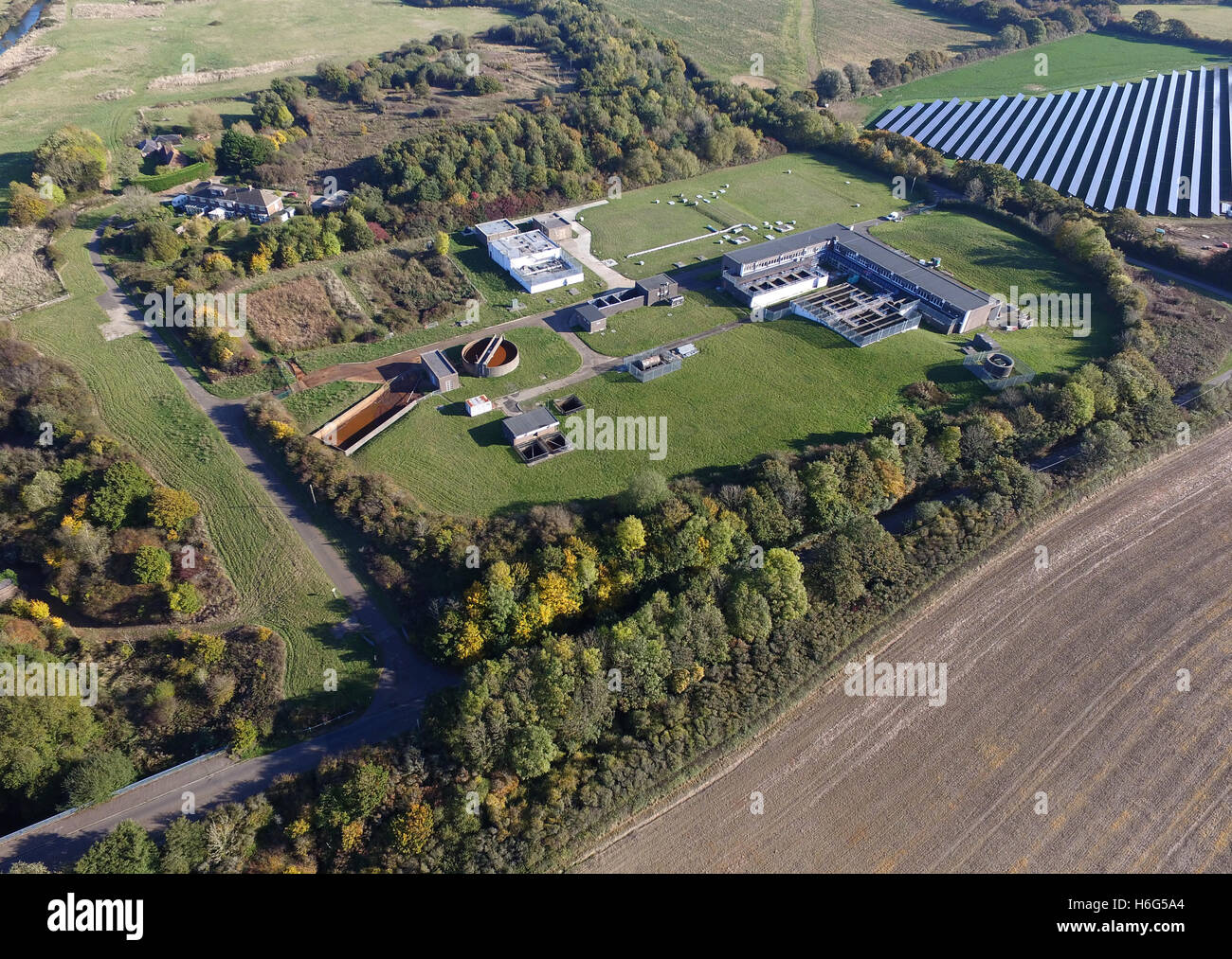 Vue aérienne de la zone Travaux de traitement de l'eau, East Sussex, géré par le sud-est de l'eau. La ferme solaire aussi. Banque D'Images