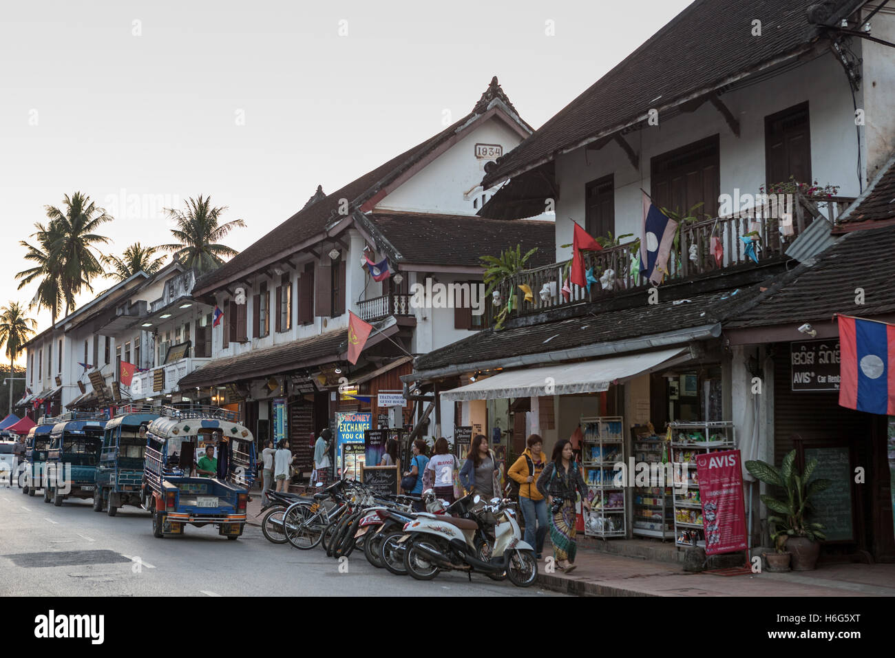 Rue principale, magasins, Luang Prabang, Laos Banque D'Images