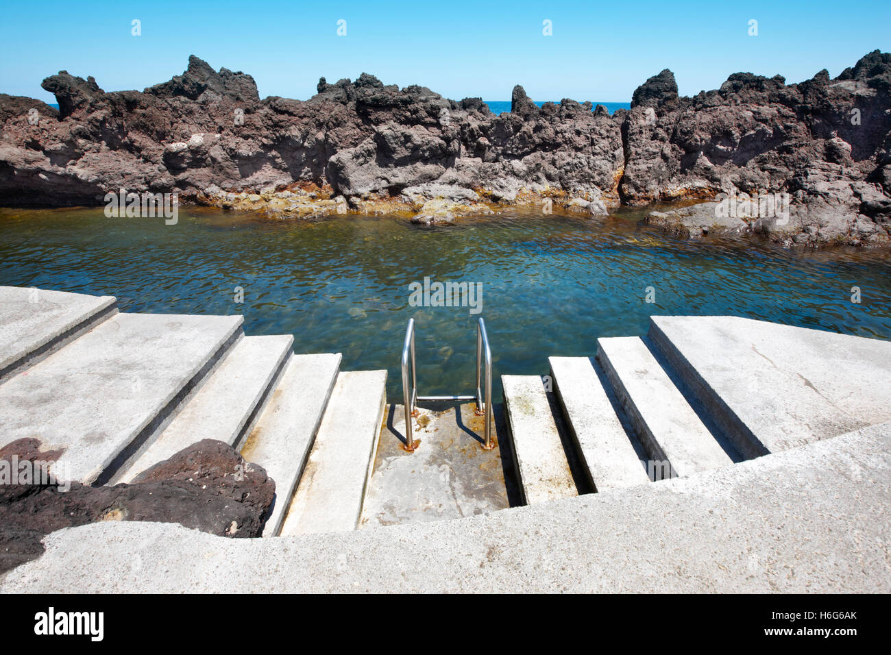 Piscine plage rocheuse avec des escaliers à Biscoitos. L'île de Terceira. Açores. Portugal Banque D'Images