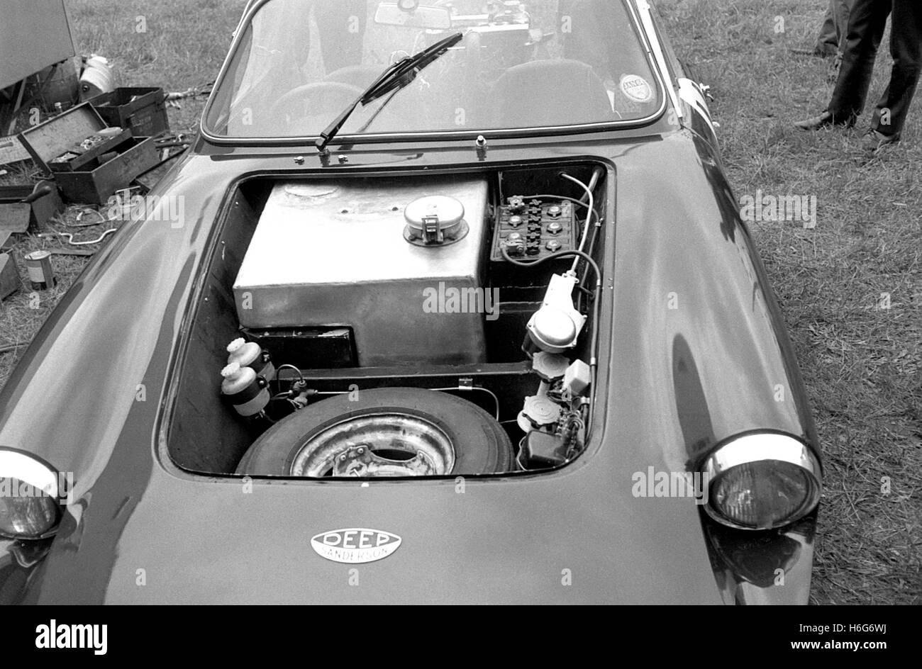 Laurent bonnet DS sous le réservoir de carburant Le Mans 1963 Banque D'Images