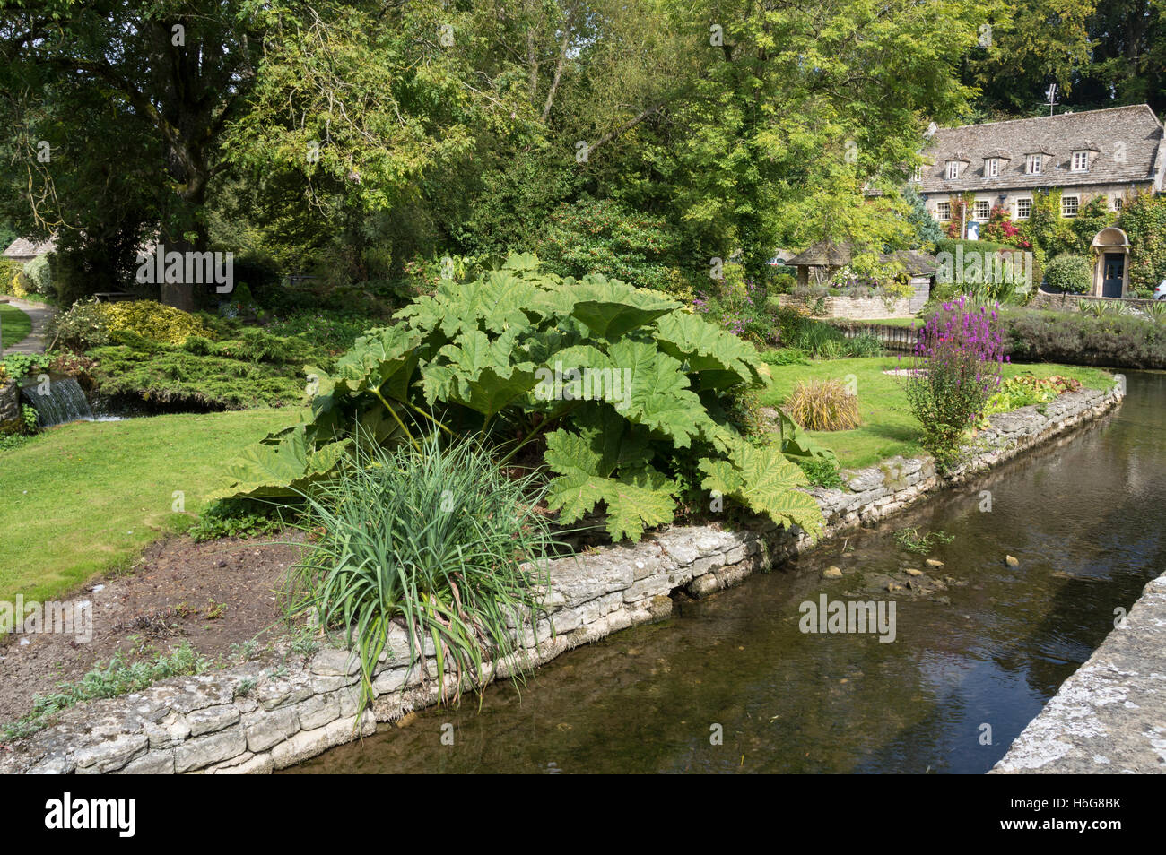 La Ferme de fontaine et jardins, Bibury, Cotswolds, Gloucestershire, Angleterre, Royaume-Uni Banque D'Images