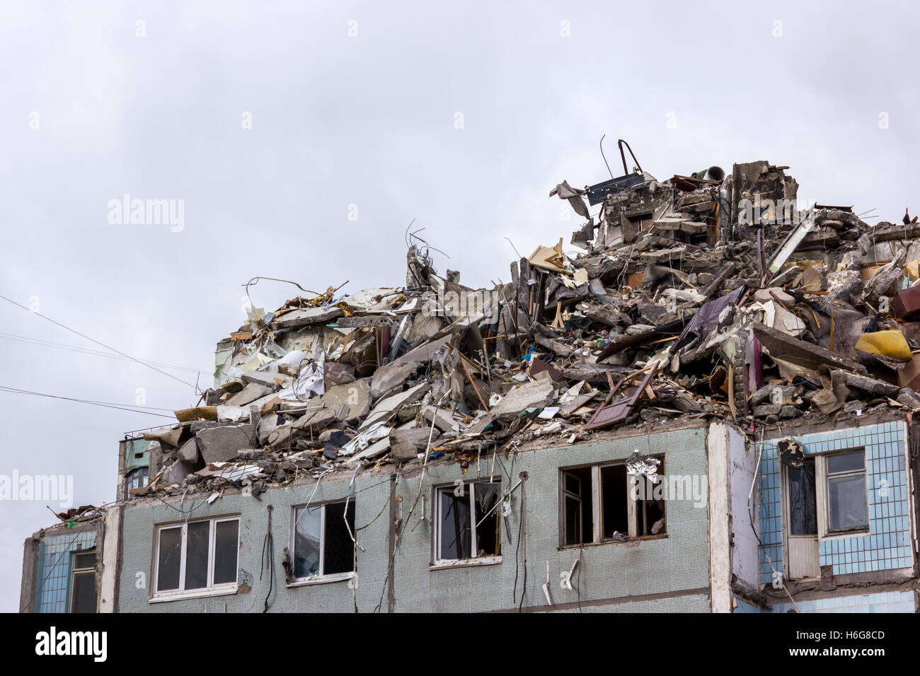 Démolition de bâtiments en milieu urbain. Maison en ruines. Banque D'Images
