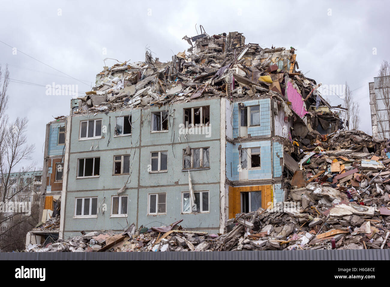 Démolition de bâtiments en milieu urbain. Maison en ruines. Banque D'Images