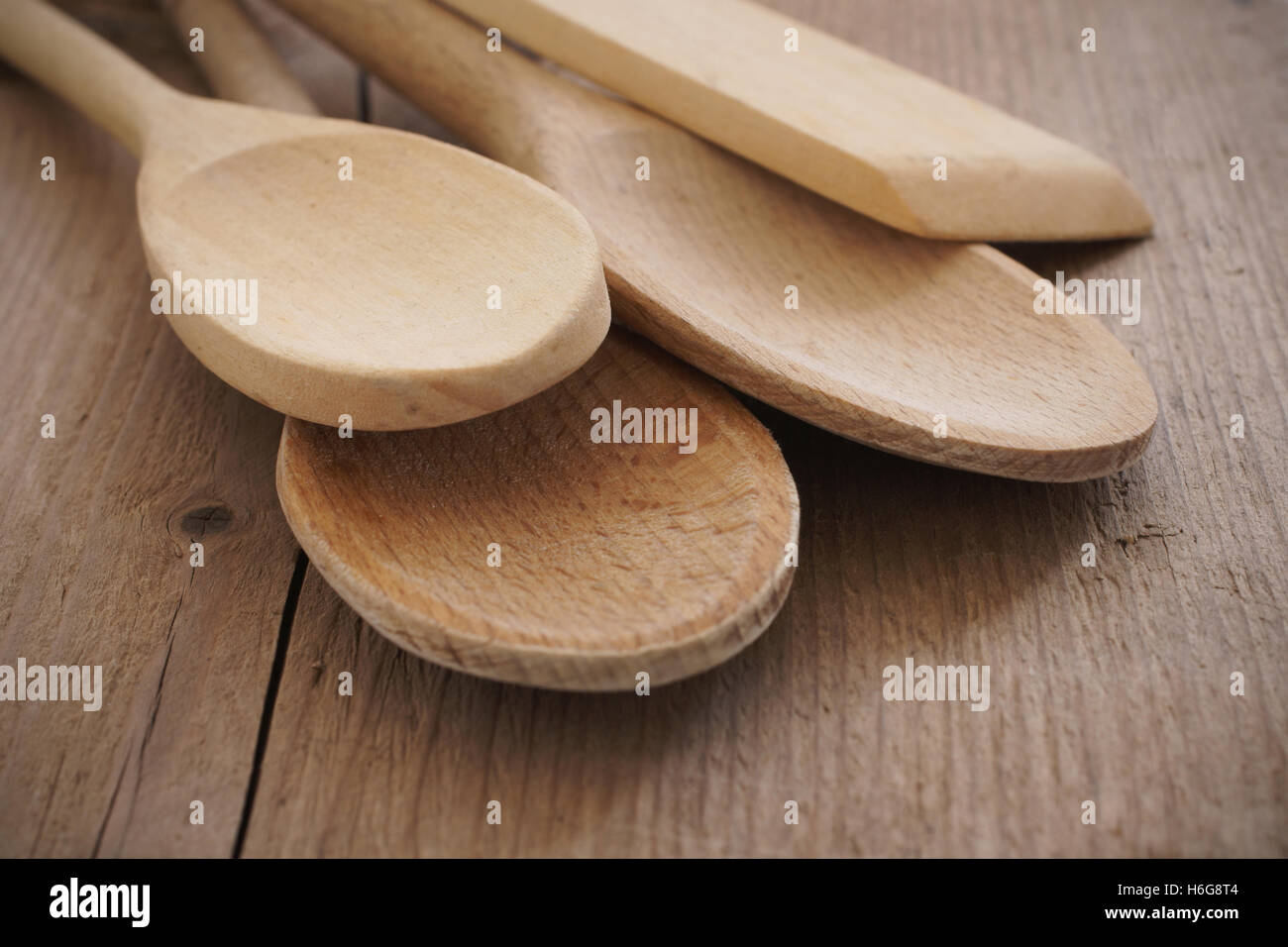 La cuisine en bois cuillères sur un arrière-plan de table rustique en bois Banque D'Images