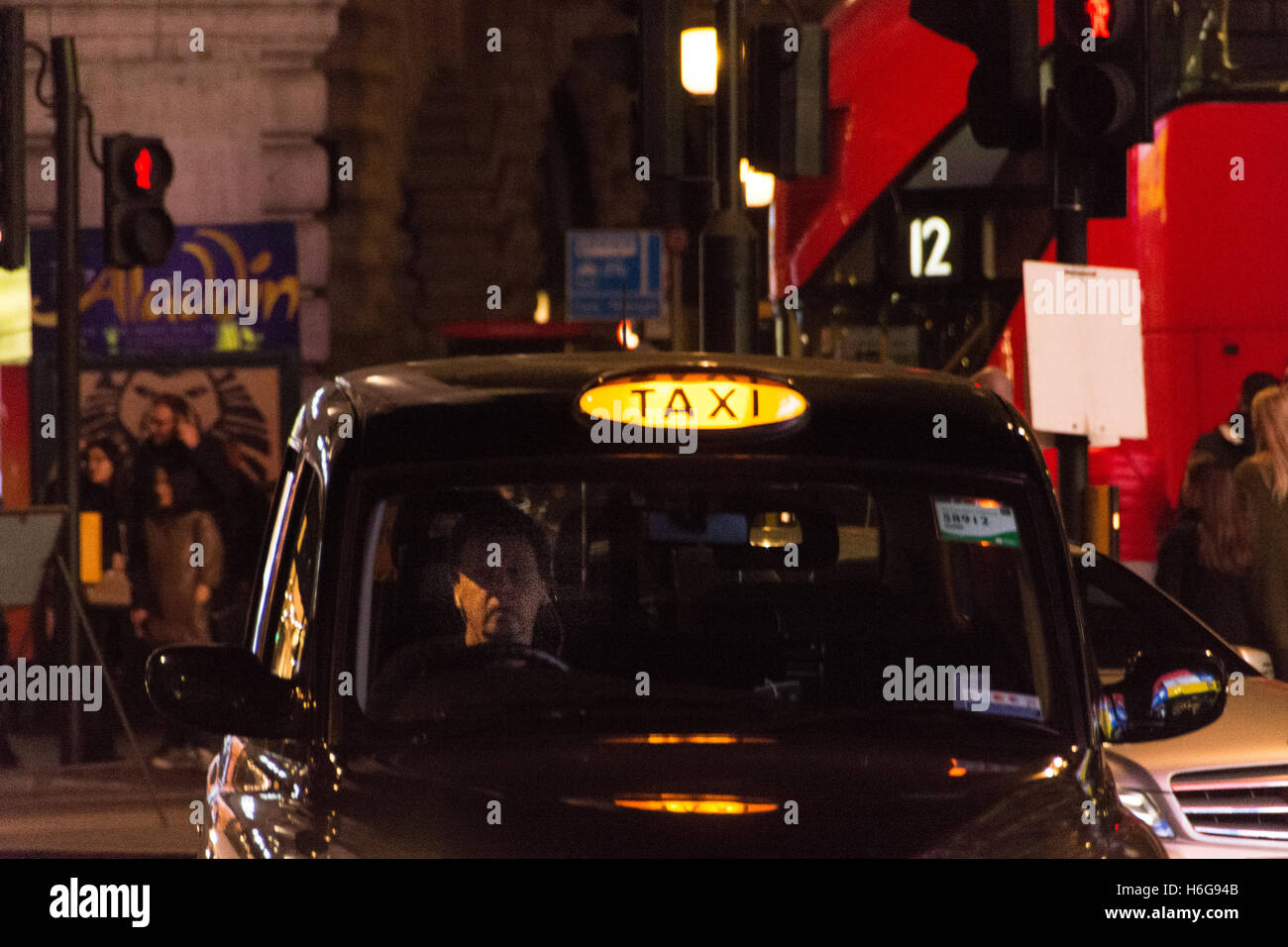 Les chauffeurs de taxi dans le West End de Londres Banque D'Images