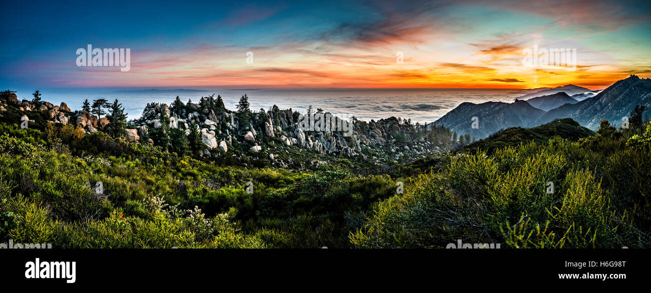 Panorama de coucher du soleil à un endroit appelé le jardin de rocaille dans les montagnes au-dessus de Santa Barbara, en Californie. Banque D'Images