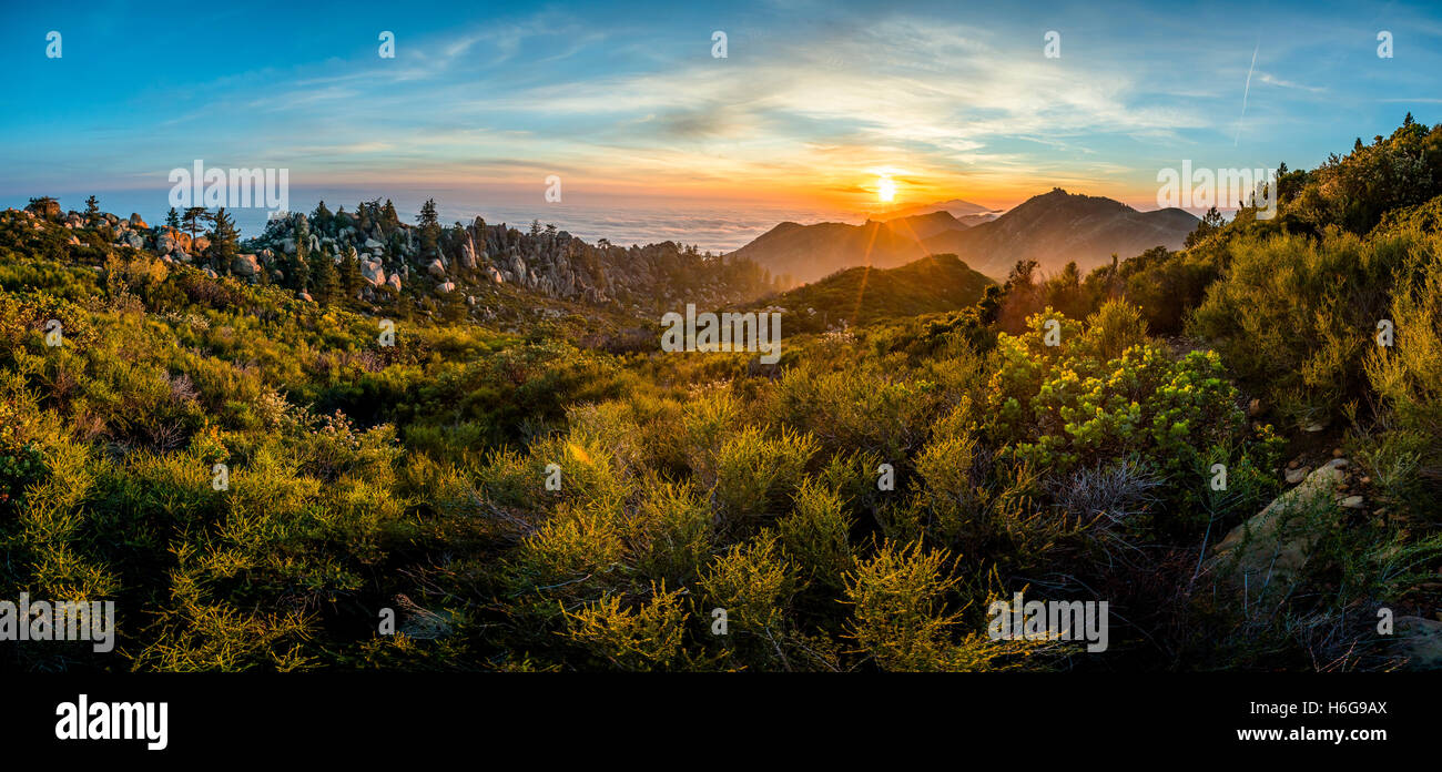 Panorama de coucher du soleil à un endroit appelé le jardin de rocaille dans les montagnes au-dessus de Santa Barbara, en Californie. Banque D'Images