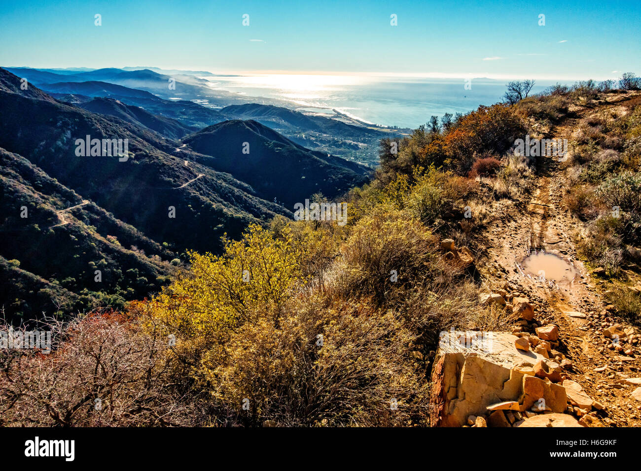 Romero Canyon Trail et Fire Road. Partie de l'immense réseau de sentiers et une destination populaire pour les activités de plein air à Santa Barbara, en Californie. Banque D'Images