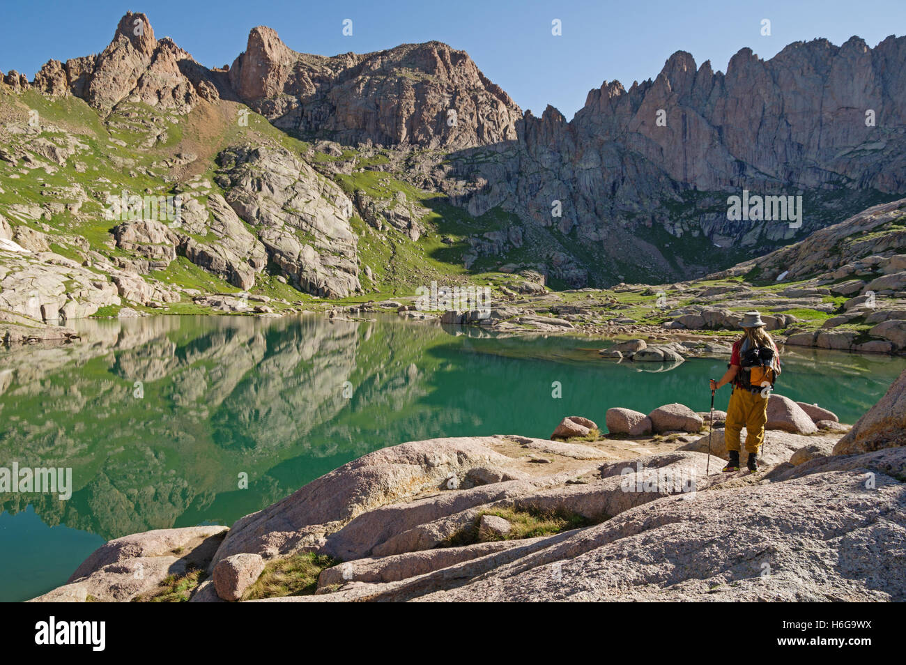 Un randonneur regarde le reflet dans l'un des deux lacs près de Chicago dans le bassin de San Juan Gamme de Colorado Banque D'Images