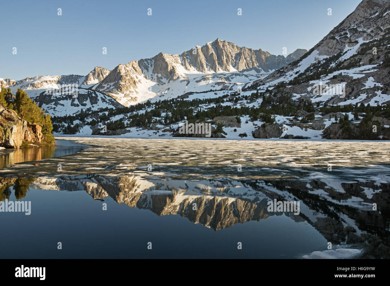 Reflet du Mont Goode dans les montagnes de la Sierra Nevada reflétée dans le lac long à mesure que la glace fond au printemps Banque D'Images
