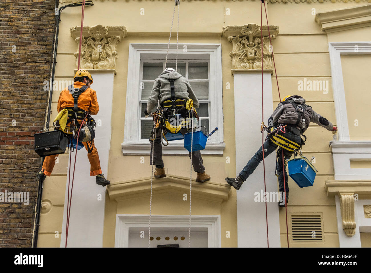 Peintres et décorateurs ornent l'extérieur de la maison publique de la Couronne sur Monmouth Street, Londres, WC2 Banque D'Images