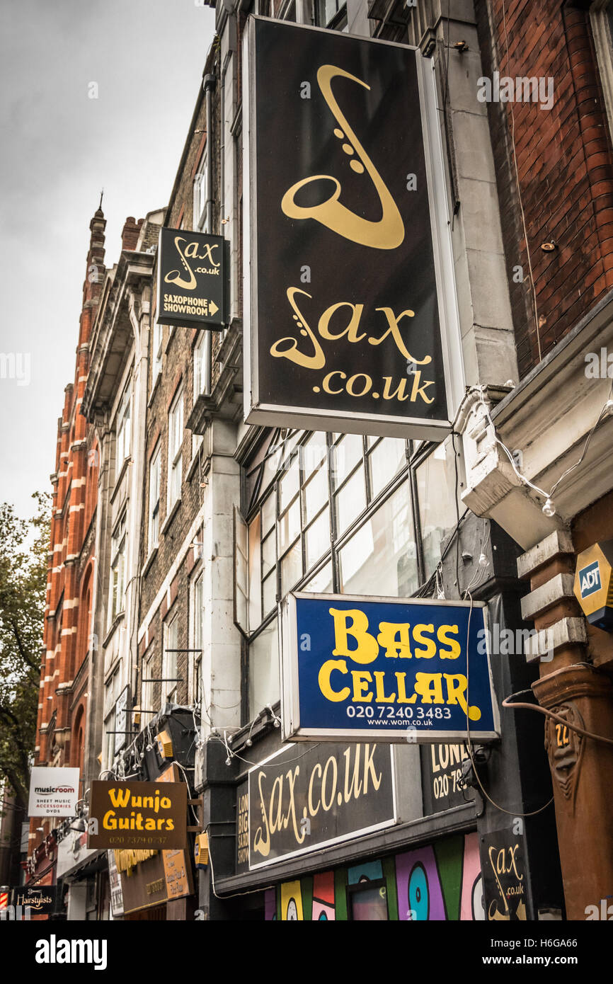 Les quelques magasins de musique sur un point d'être démoli Denmark Street, London, UK Banque D'Images