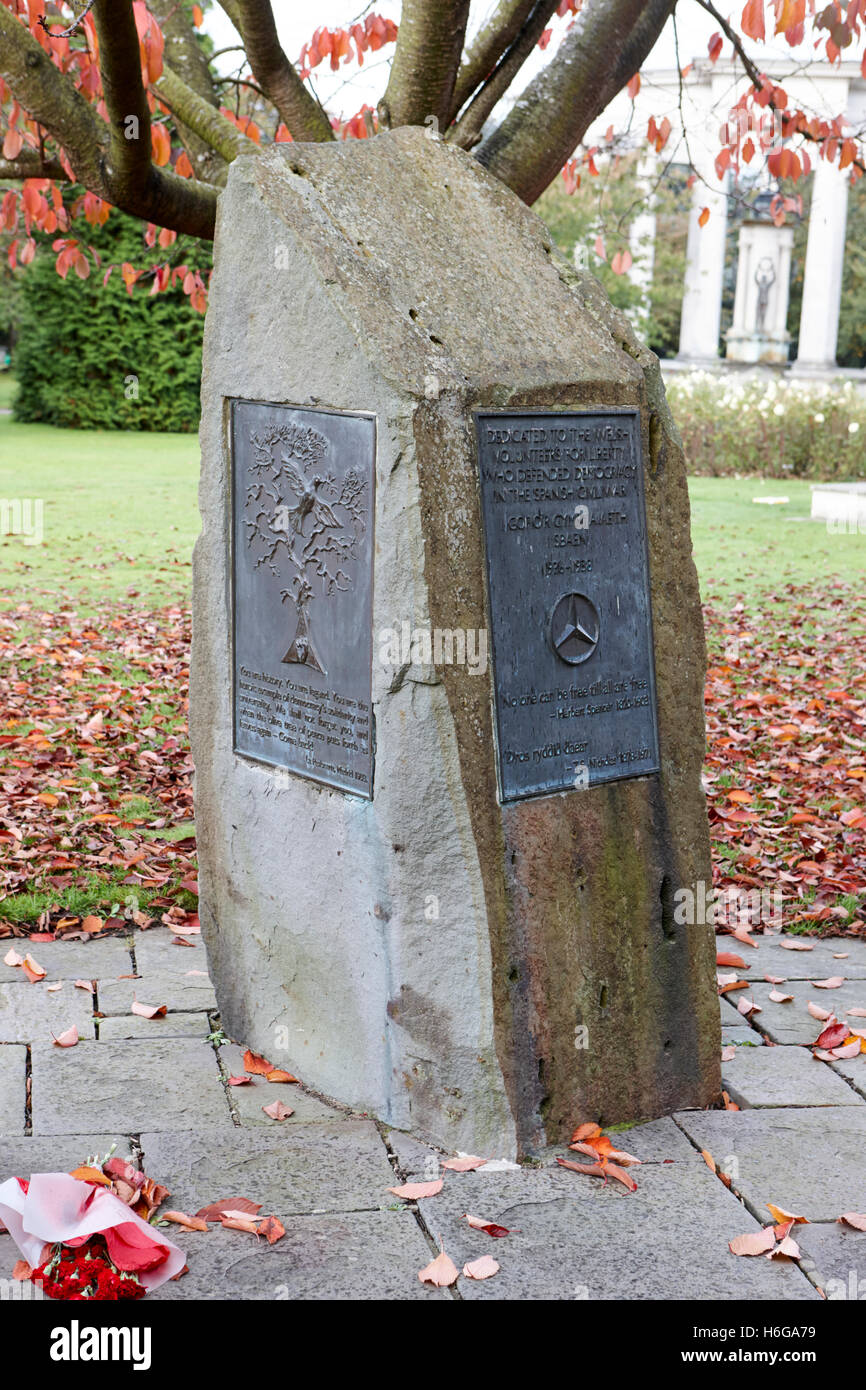 Mémorial pour le gallois qui a combattu dans la brigade internationale dans la guerre civile espagnole alexandra gardens cathays park Cardiff au Pays de Galles Banque D'Images